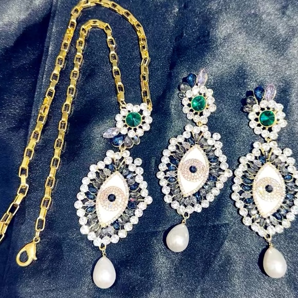 Gaelle - Baroque Style Ethnic Rhinestone Eyes Pendant Necklace - Picture 5 of 5